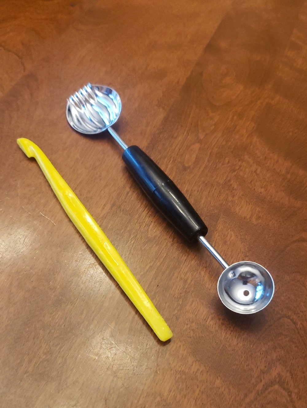 Vtg Tupperware Yellow Citrus Peeler Tool & Ekco Double-Ended Stainless Scoop